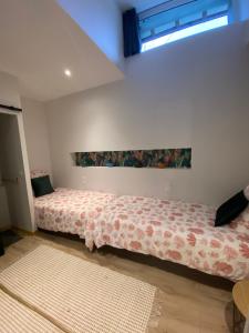 Luzillé陆泽尔罗斯套房住宿加早餐旅馆的一间卧室配有一张带花卉床罩的床