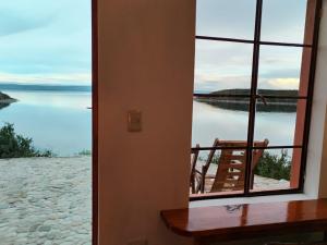 Comunidad ChallapampaECO CABAÑA INTIWAT'A的客房享有水体美景的窗户
