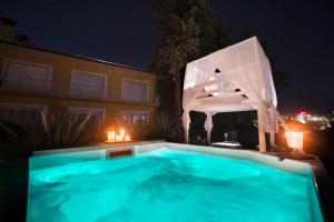 锡罗洛Tra gli Alberi e il Mare的一座游泳池,在晚上在建筑物前
