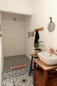 格拉夫-里内特Hartland Huis的浴室配有白色水槽和浴缸。
