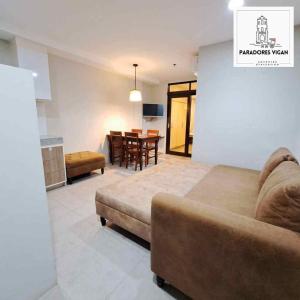 美岸1BR Condo Unit 2F - Walking Distance to Calle Crisologo的带沙发的客厅和用餐室