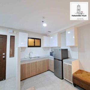 美岸1BR Condo Unit 2F - Walking Distance to Calle Crisologo的厨房配有冰箱和水槽