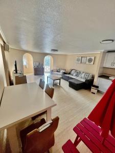 克萨达城Villa Calma的客厅配有桌子和沙发