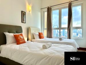 吉隆坡Cityscape Retreat for Urban Adventure by Cowidea的带窗户的客房内的两张床