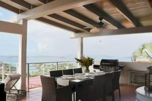 Cruz BayMandavilla - Inspired USVI- Generator - Starlink的一间带桌椅的用餐室