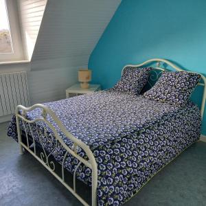 克罗宗Néo-bretonne Presqu'íle de Crozon-Morgat, proche de la mer的一间卧室配有一张蓝色墙壁的床