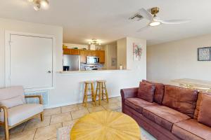 帕德雷岛Leeward 9303的带沙发的客厅和厨房