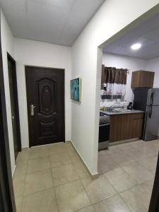 Apartamento full en David, Chiriquí.的一间厨房,里面装有黑色的门