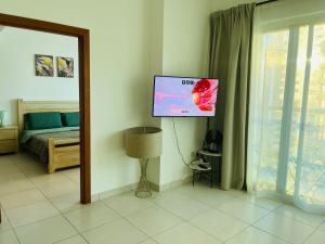 迪拜Amazing 1 bedroom apt in Marina的墙上配有平面电视的房间