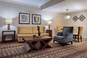 格雷普韦恩盖洛德得克萨斯度假及会议中心酒店的客厅配有沙发、椅子和桌子