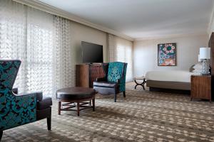 格雷普韦恩盖洛德得克萨斯度假及会议中心酒店的配有一张床和一把椅子的酒店客房