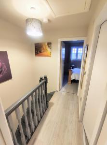 IdleHigh Rigg House Bradford - Luxury Accomodation with Private Parking的走廊和房间房子的楼梯