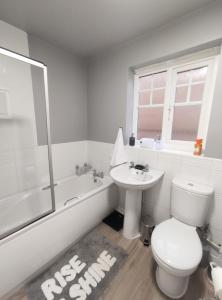 IdleHigh Rigg House Bradford - Luxury Accomodation with Private Parking的浴室配有卫生间、盥洗盆和浴缸。