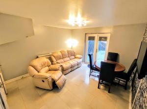 IdleHigh Rigg House Bradford - Luxury Accomodation with Private Parking的客厅配有沙发和桌子
