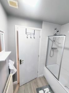 IdleHigh Rigg House Bradford - Luxury Accomodation with Private Parking的带淋浴的浴室和玻璃门