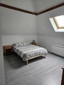 FromellesGite esprit loft的白色的卧室设有床和窗户