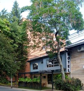 麦德林Hotel Boutique Laureles Medellin (HBL)的带有读取酒店 ⁇ 的标志的建筑