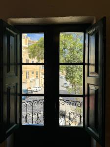 维多利亚Tal-Kaptan的享有街道景致的开放式窗户