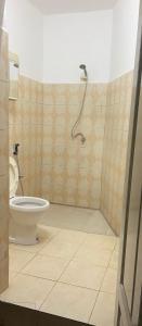 达喀尔Villa L6的一间带卫生间和淋浴的浴室