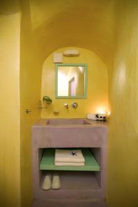 费拉EDGE ON VOLCANO SUITES的一间带水槽和镜子的浴室