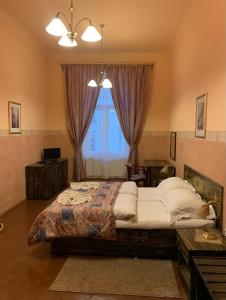 布拉格维克多酒店的一间卧室设有一张大床和一个窗户。