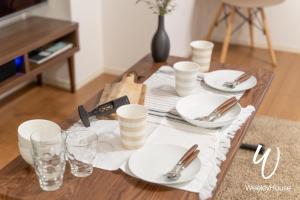 大津WeeklyHouse Silto Crete - Vacation STAY 69850v的餐桌上摆放着盘子和银器
