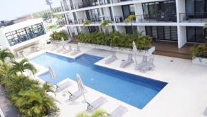 坎昆Cancun Amazing Penthouse with Pool, Gym and Fast Wifi的大楼游泳池的顶部景色