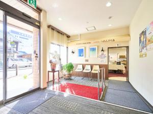 大垣Okasan Hotel - Vacation STAY 45150v的通往红地毯餐厅的大门