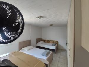 瓜拉普阿瓦HOSTEL INN LAGO的小房间设有一张床和一张桌子