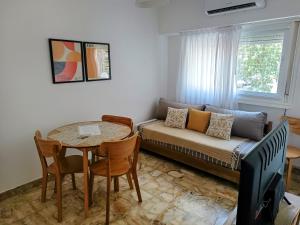 布宜诺斯艾利斯Hermoso departamento en el corazón de Palermo Soho的客厅配有沙发和桌子