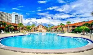 巴拿马城海滩Sunny Daze, Desirable Kid Friendly Resort, 3 minute walk to the Beach, Resort Beachside Pool & Restaurant的度假村内的大型游泳池
