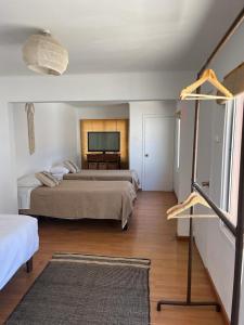 科皮亚波Hostal Villa Italo的酒店客房设有两张床和电视。