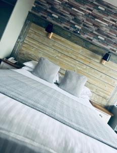 莱瑟姆-圣安妮费恩利尔酒店之海滨大道旅馆的一间卧室设有一张带木墙的大床