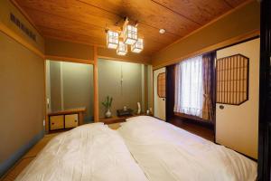 加贺Oyado Tonbo - Vacation STAY 16107的一张位于带木制天花板的客房内的大床