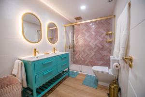 马拉加PRENSA的浴室配有蓝色水槽和淋浴。