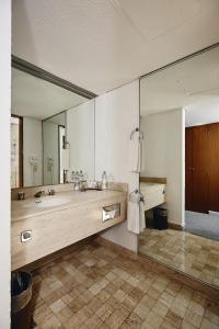 墨西哥城普拉多酒店的一间带水槽和大镜子的浴室