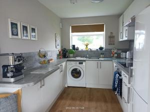 佩文西Harbour cottage sleeps 4 nr Marina Eastbourne的厨房配有水槽和洗衣机