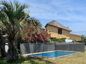 埃斯特角城Pucara del Este的房屋前游泳池周围的围栏