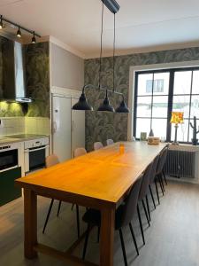 SöråkerVilla Lyckan的厨房配有大型木桌和椅子