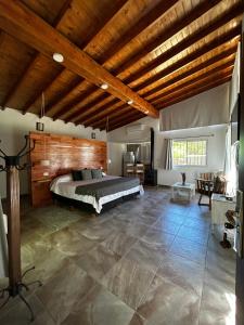 圣特雷西塔Mar & Campo的一间卧室设有一张床和木制天花板