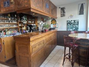 蒙塔日Le Mediterranéen的酒吧设有木柜台和桌子