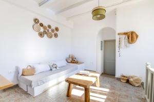 阿吉亚艾里尼帕罗Empiria House - Agia Irini - Paros的白色的客厅配有沙发和桌子