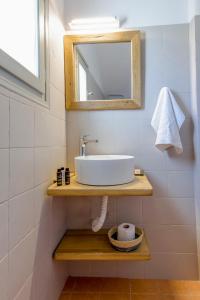 阿吉亚艾里尼帕罗Empiria House - Agia Irini - Paros的一间带水槽和镜子的浴室