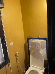 OuoranLa maison du bonheur的一间带卫生间和黄色墙壁的浴室