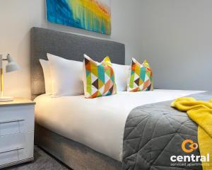 邓迪1 Bedroom Apartment by Central Serviced Apartments - Modern - FREE Street Parking - Close to University of Dundee - Weekly-Monthly Stay Offers - Wi-Fi - Cosy Little Apartment的卧室配有带枕头的大型白色床