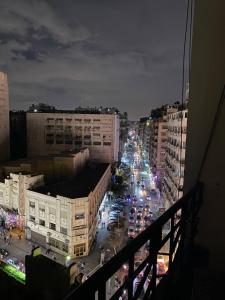 开罗Yacoubian Suites的享有繁忙的城市街道的景色