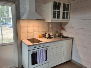 胡迪克斯瓦尔Charmigt hus och mysigt boende!的厨房配有白色炉灶和水槽