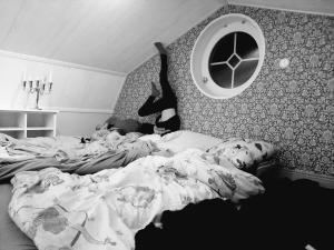 胡迪克斯瓦尔Charmigt hus och mysigt boende!的躺在卧室里的男孩