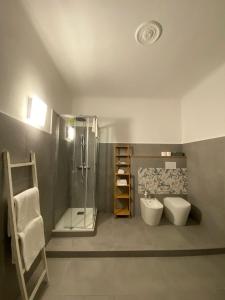 卡莫利AffittaCamere Columbus的带淋浴、卫生间和盥洗盆的浴室