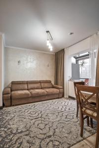 布克维Zaporizʹka Sich的客厅配有棕色沙发和桌子